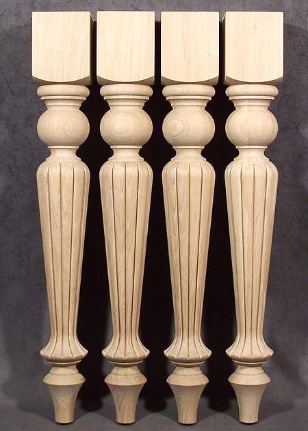 Tischbeine Holz in schmaler Form und dichter Zierfräsung, TL99