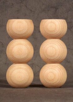 Möbelfüße aus Holz mit gedrechselten Kugeln gleichen Durchmessers, GM46