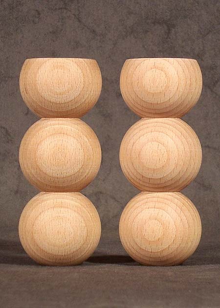 Möbelfüße aus Holz mit gedrechselten Kugeln gleichen Durchmessers, GM46
