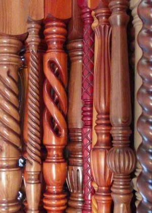Geländerstäbe Holz, Pfosten mit Oberflächenbehandlung in verschiedenen Farben