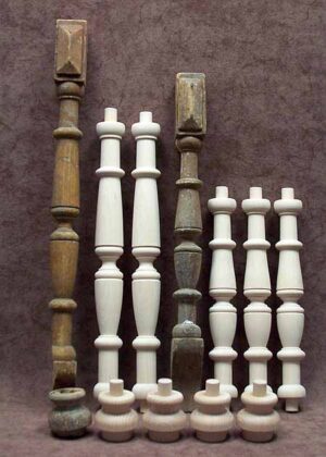 Kopien von gedrechselten Säulen und Möbelfüßen aus Linde und Eiche