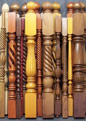 Oberflächenbehandelte Pfosten, Geländerstäbe aus Holz in verschiedenen Farben